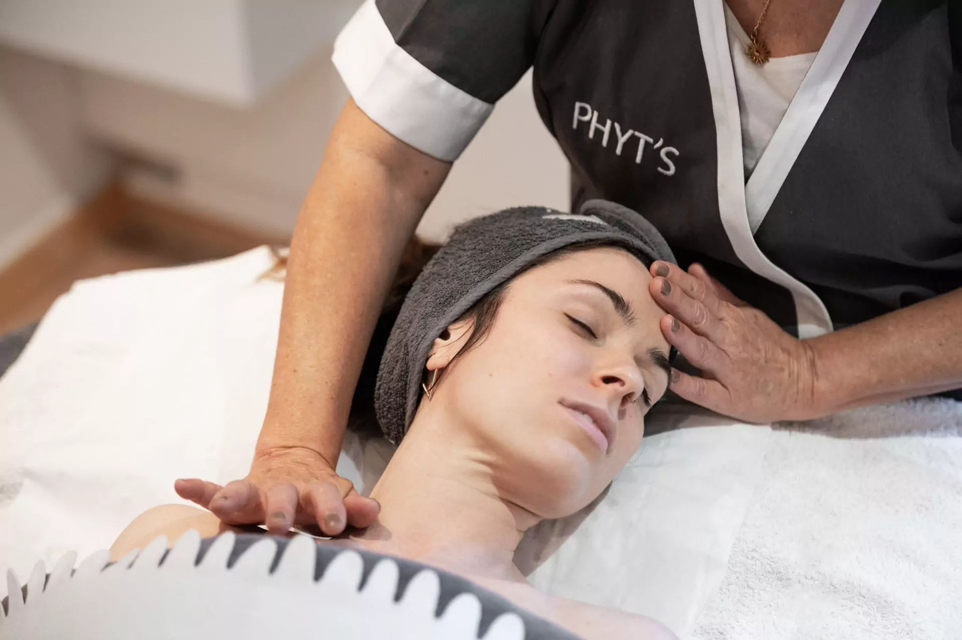 femme recevant un soin du visage - energetique magnétiseur